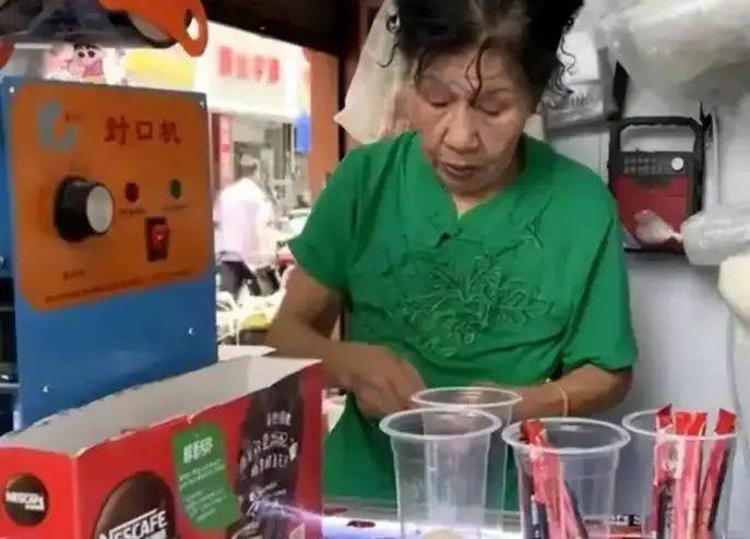 10元手冲“咖啡阿姨”：生意淡了快乐回来了不朽情缘mg网址从日销400杯到100杯！(图2)
