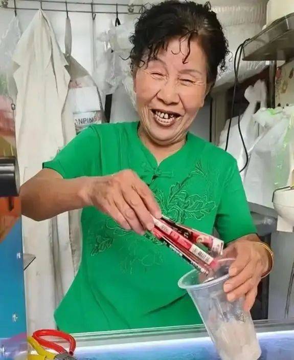 10元手冲“咖啡阿姨”：生意淡了快乐回来了不朽情缘mg网址从日销400杯到100杯！(图3)